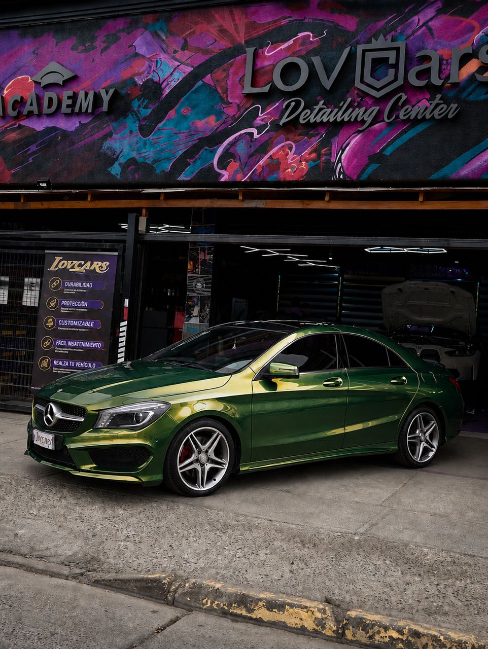 Aston Martin Iridescent Emerald Green - Image 2